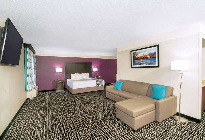 هتل La Quinta By Wyndham Latham Albany Airport