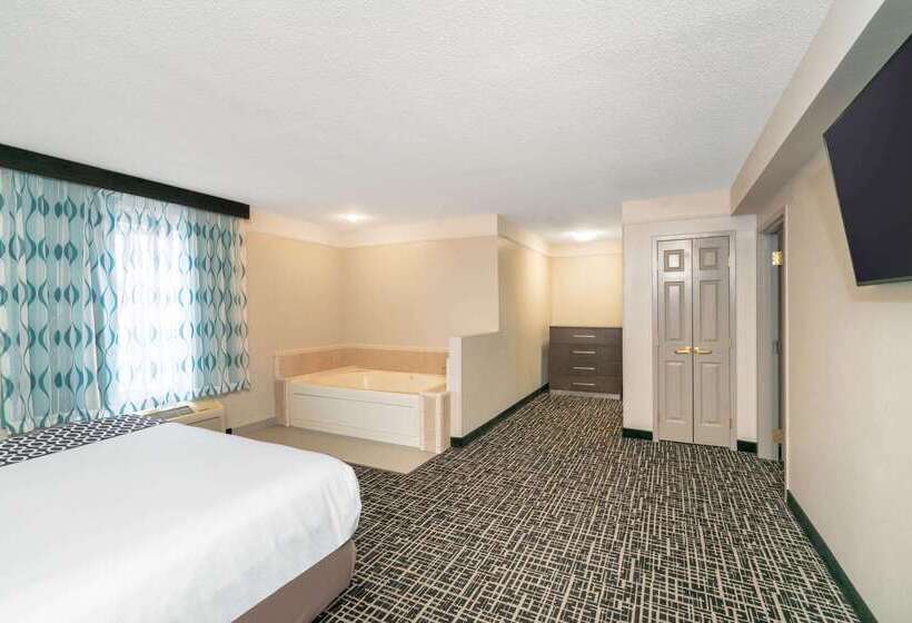 هتل La Quinta By Wyndham Latham Albany Airport
