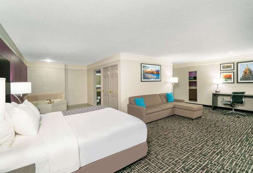 هتل La Quinta By Wyndham Latham Albany Airport