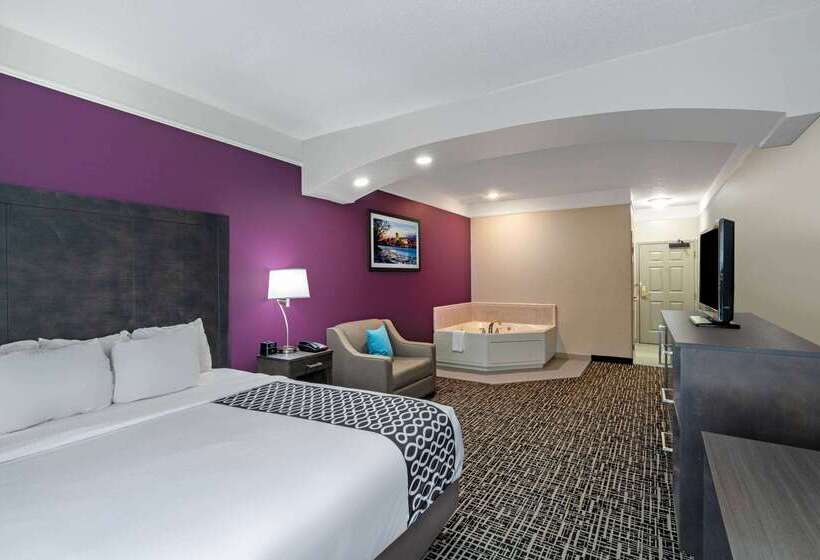 هتل La Quinta By Wyndham Latham Albany Airport