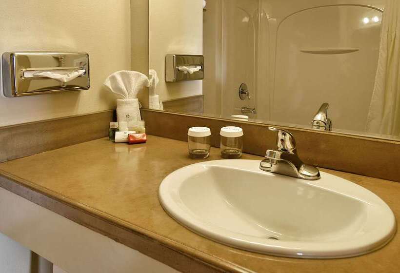 בית מלון כפרי Ramada By Wyndham Anchorage