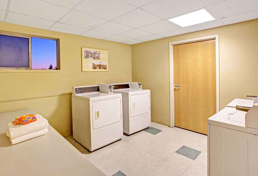 בית מלון כפרי Ramada By Wyndham Anchorage