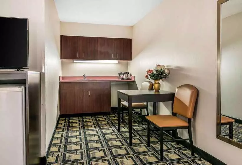 Отель Suburban Studios Mason Hwy 42