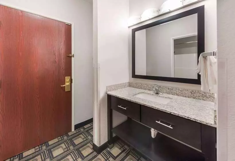 Отель Suburban Studios Mason Hwy 42