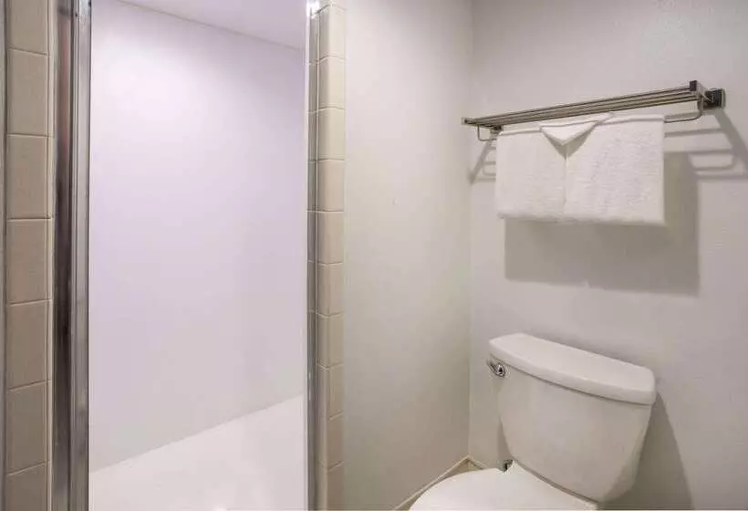 هتل Travelodge By Wyndham Appleton