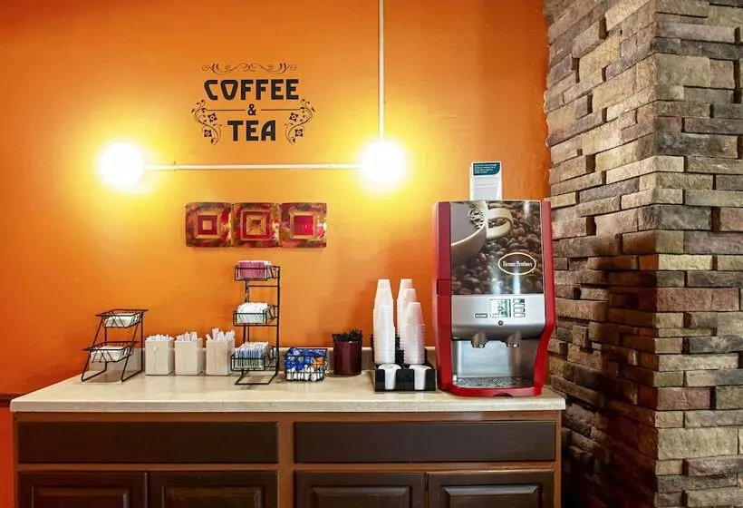 هتل Travelodge By Wyndham Appleton