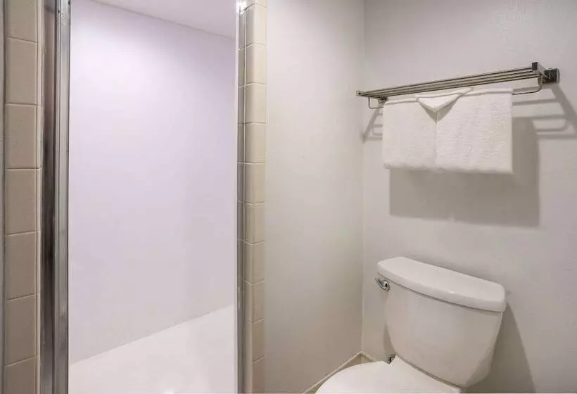 هتل Travelodge By Wyndham Appleton