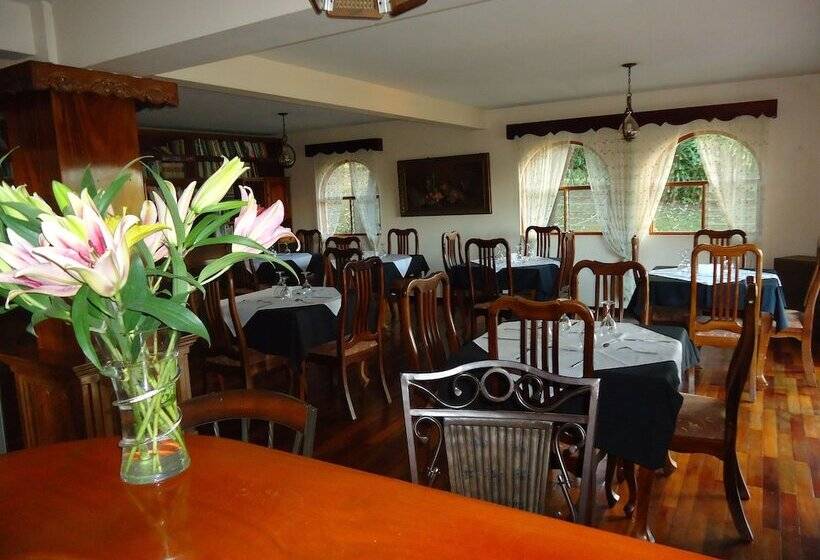 La Catalina Hotel And Suites