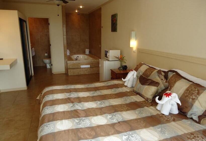 La Catalina Hotel And Suites