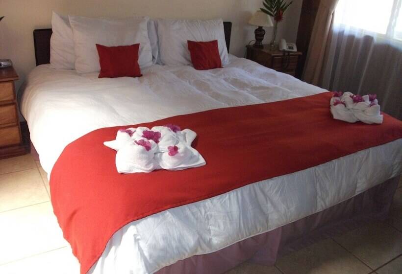 La Catalina Hotel And Suites