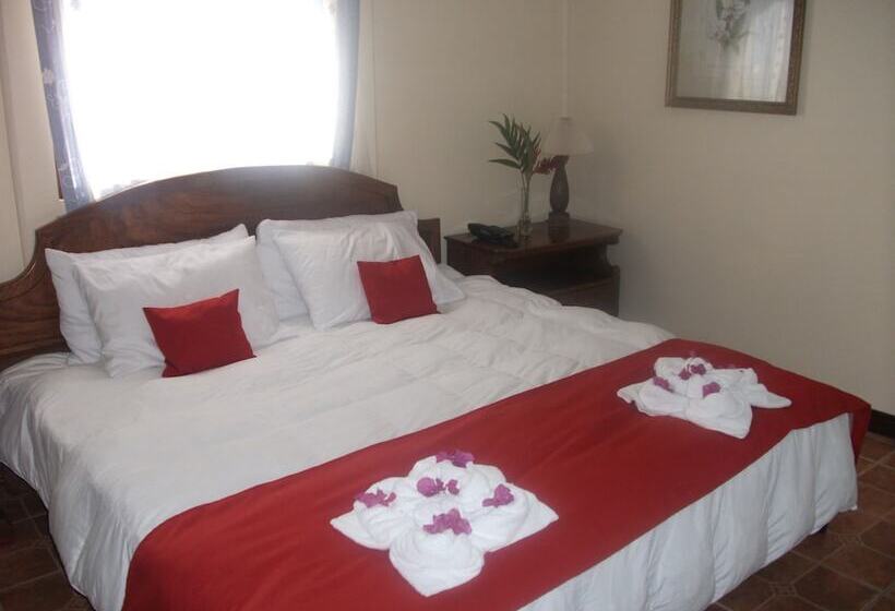 La Catalina Hotel And Suites