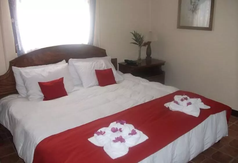 La Catalina Hotel And Suites