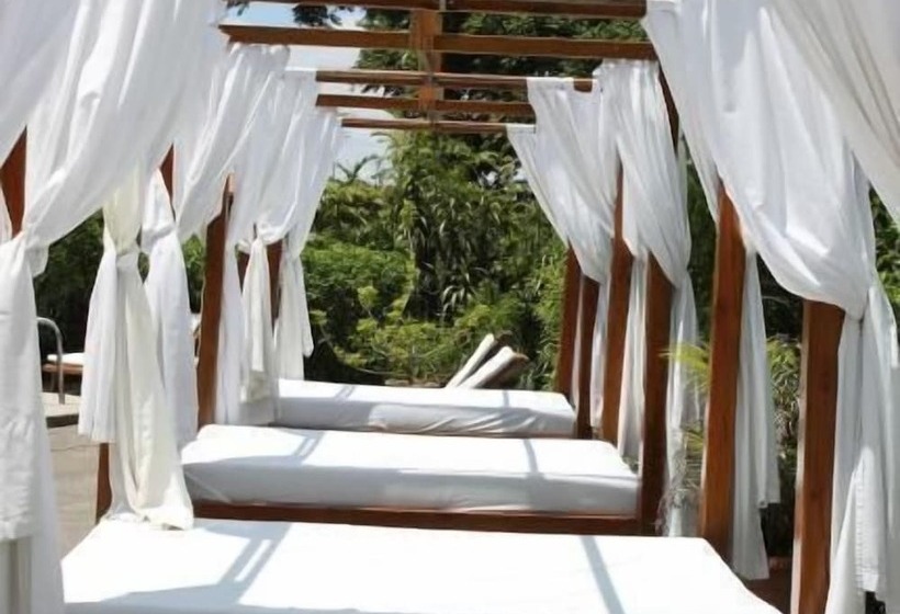 La Catalina Hotel And Suites