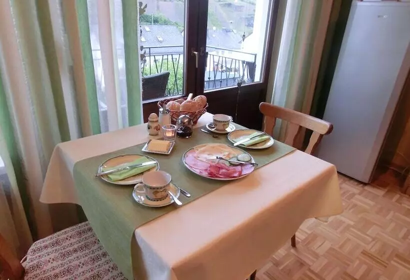 Aamiaismajoitus (B&B) Ferienweingut Hirschen Schulstraße