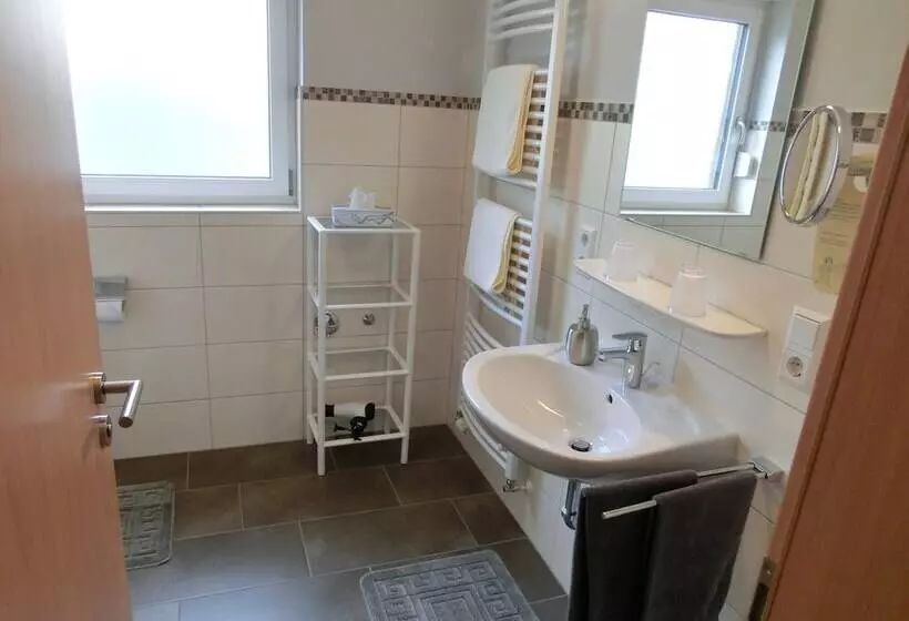 Aamiaismajoitus (B&B) Ferienweingut Hirschen Schulstraße