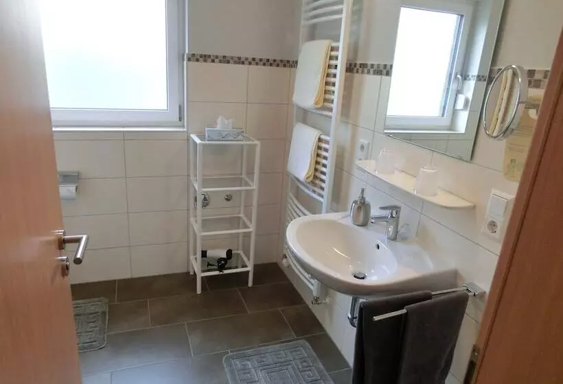 Aamiaismajoitus (B&B) Ferienweingut Hirschen Schulstraße