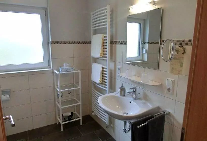 Aamiaismajoitus (B&B) Ferienweingut Hirschen Schulstraße