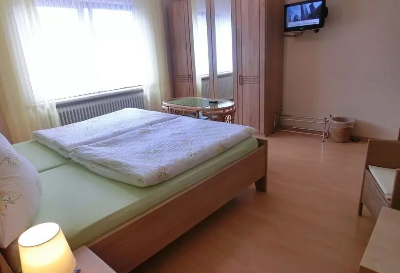 Aamiaismajoitus (B&B) Ferienweingut Hirschen Schulstraße