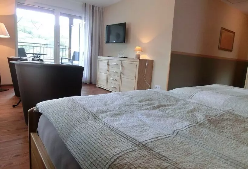 Aamiaismajoitus (B&B) Ferienweingut Hirschen Schulstraße