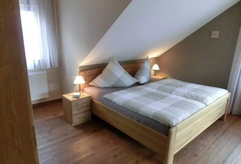 Aamiaismajoitus (B&B) Ferienweingut Hirschen Schulstraße