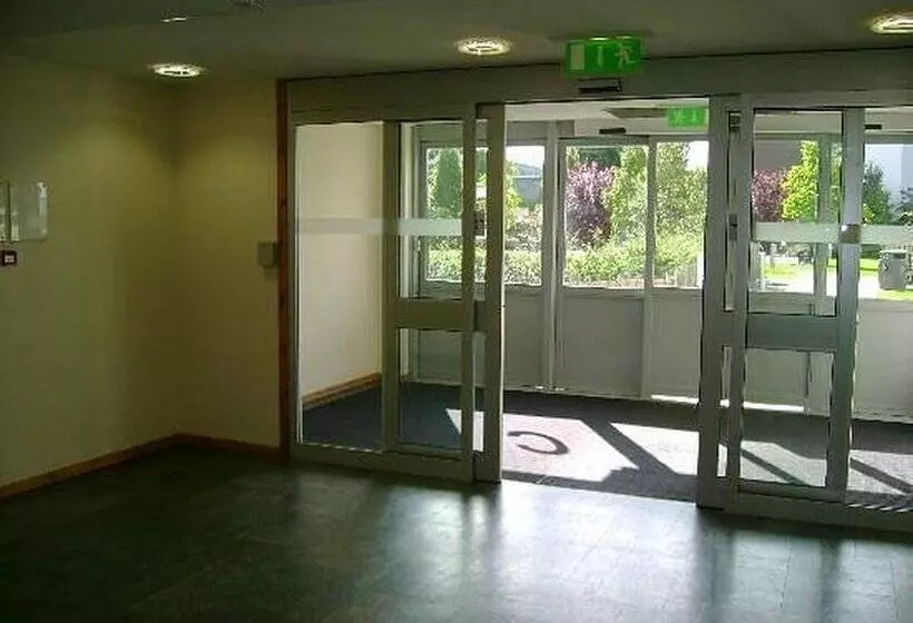 בית מלון כפרי Chancellors Court