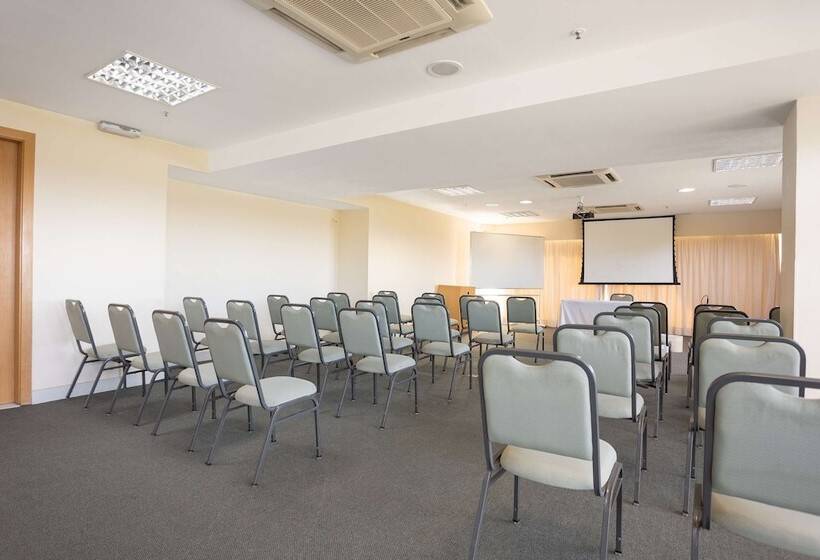 ホテル Golden Tulip Macae