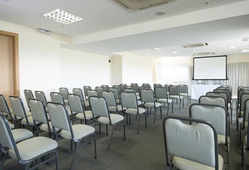 ホテル Golden Tulip Macae