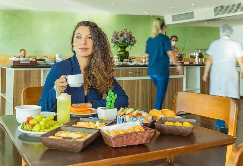 ホテル Golden Tulip Macae