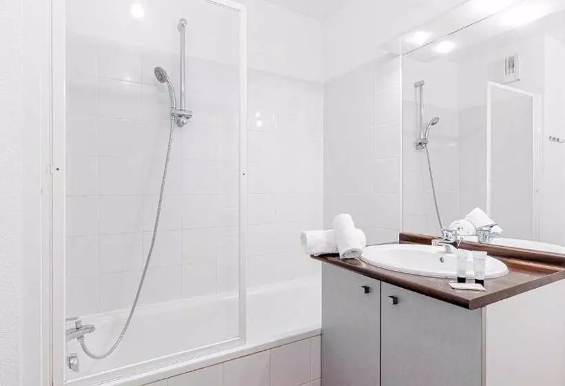 Отель Madame Vacances Les Rives Marines