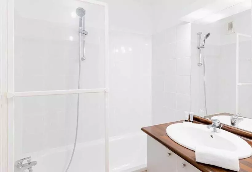 Отель Madame Vacances Les Rives Marines