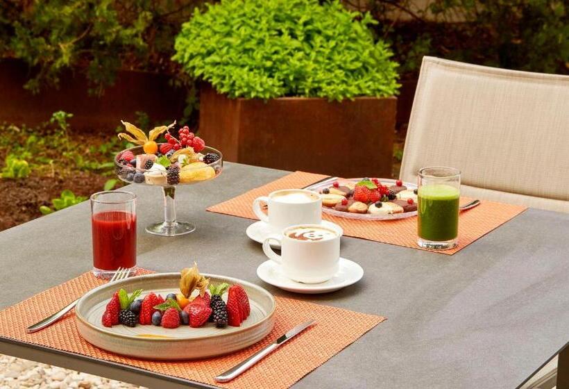 هتل NH Madrid Las Tablas