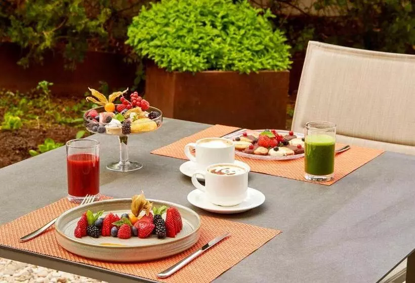 هتل NH Madrid Las Tablas