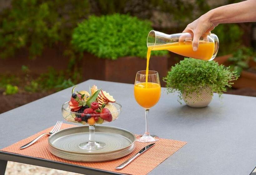 هتل NH Madrid Las Tablas