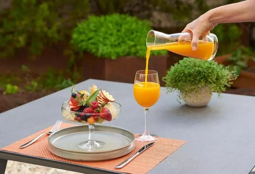 هتل NH Madrid Las Tablas