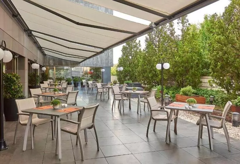 هتل NH Madrid Las Tablas