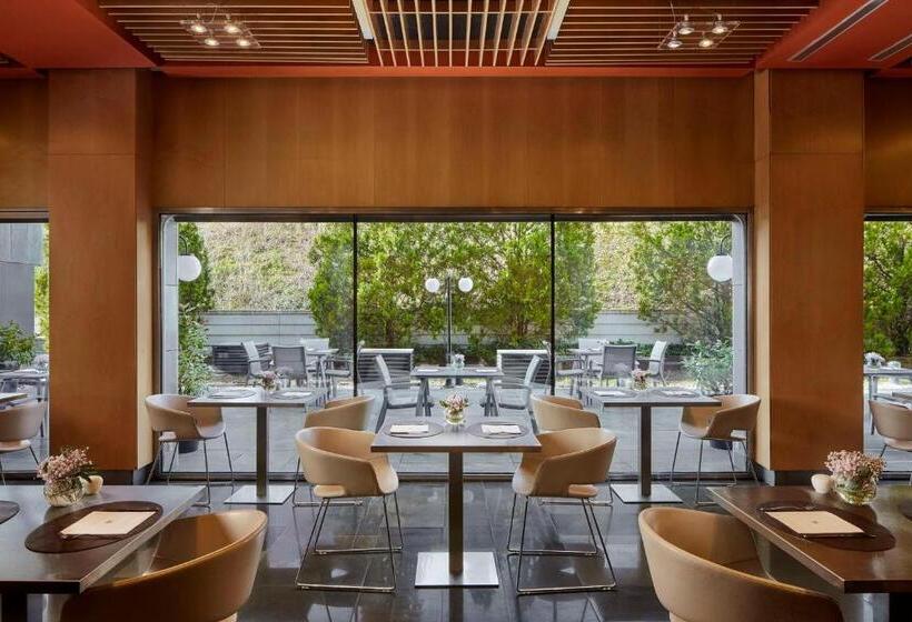 هتل NH Madrid Las Tablas