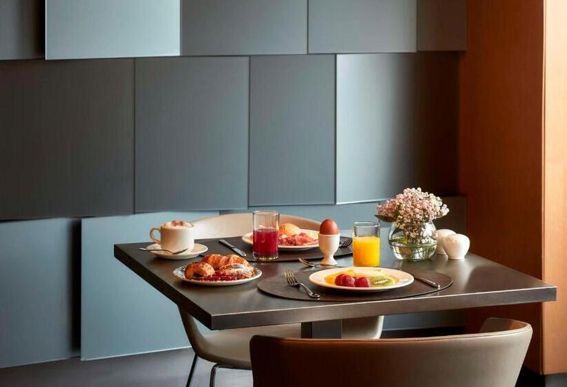 هتل NH Madrid Las Tablas