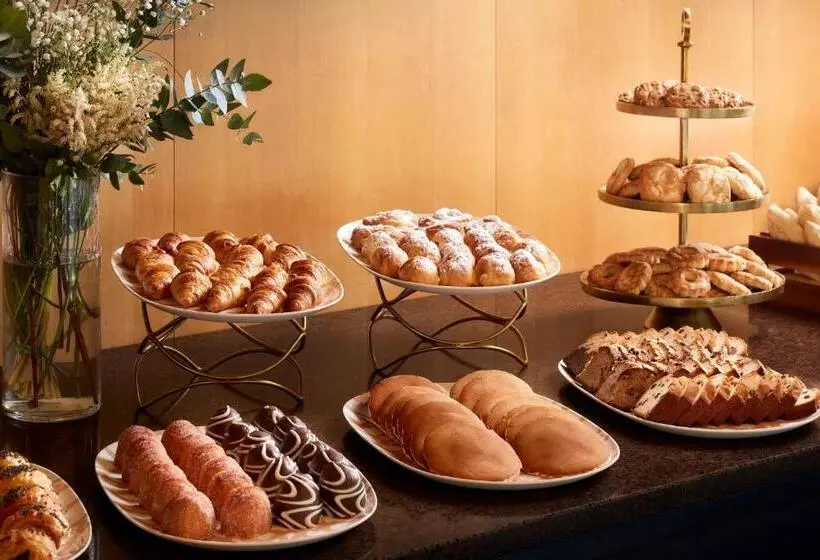 هتل NH Madrid Las Tablas