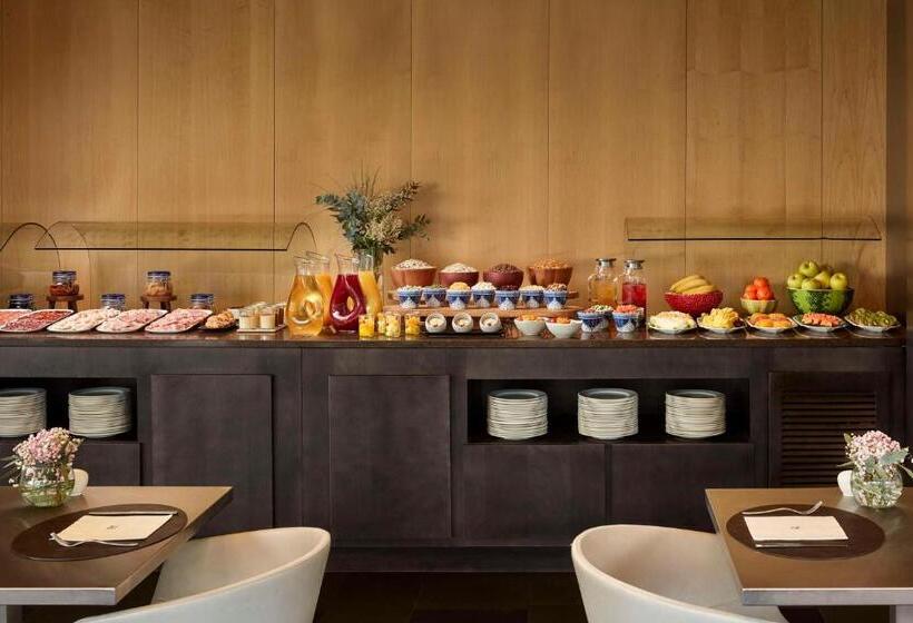 هتل NH Madrid Las Tablas