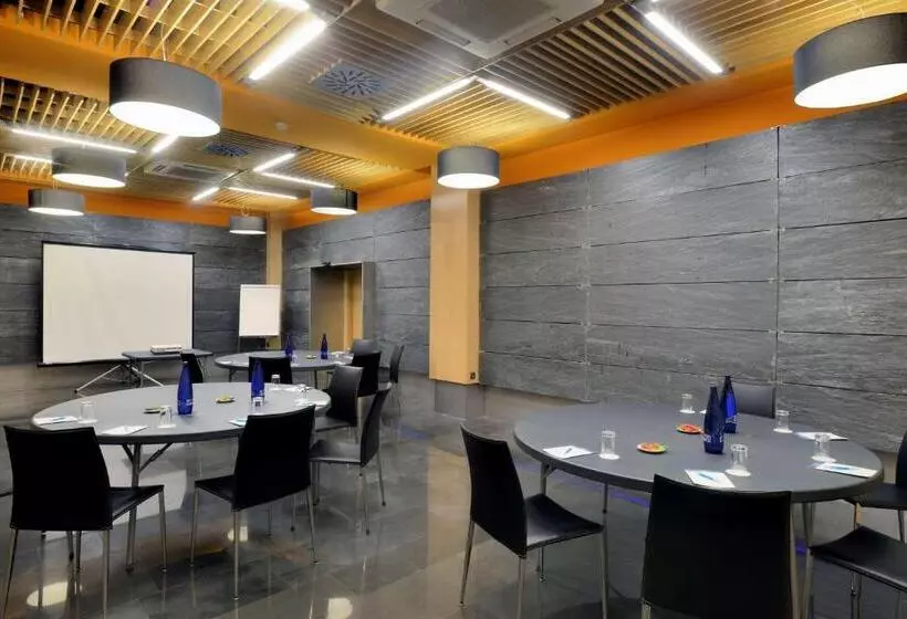 هتل NH Madrid Las Tablas