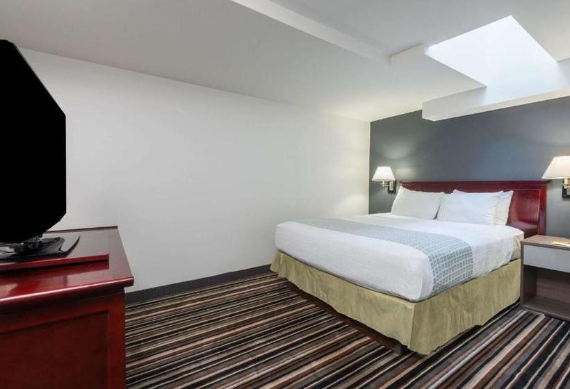 فندق Super 8 By Wyndham Downtown Toronto