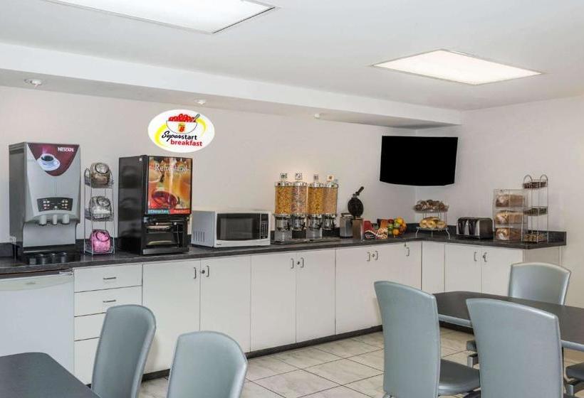 فندق Super 8 By Wyndham Downtown Toronto