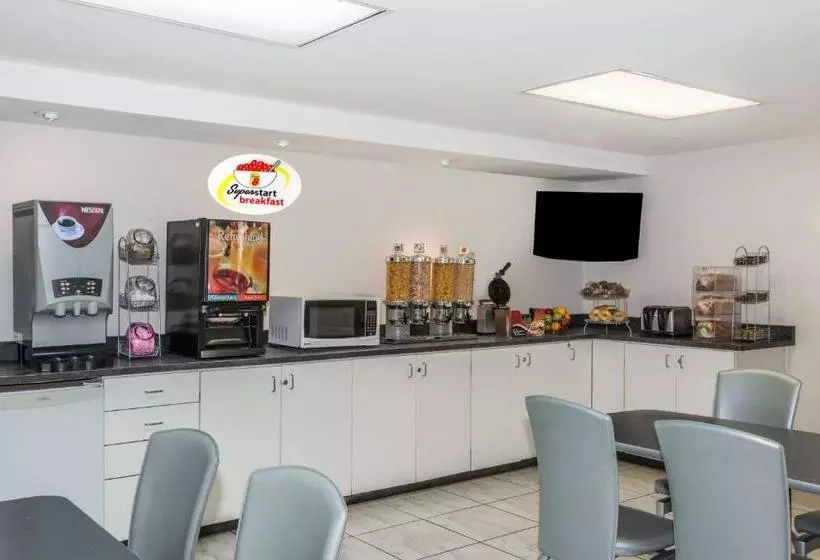 בית מלון כפרי Super 8 By Wyndham Downtown Toronto