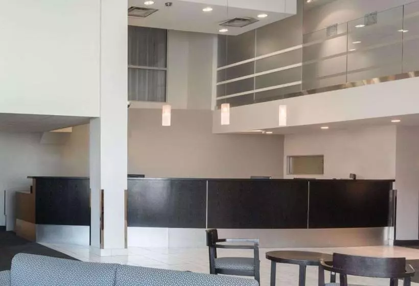 هتل Super 8 By Wyndham Downtown Toronto