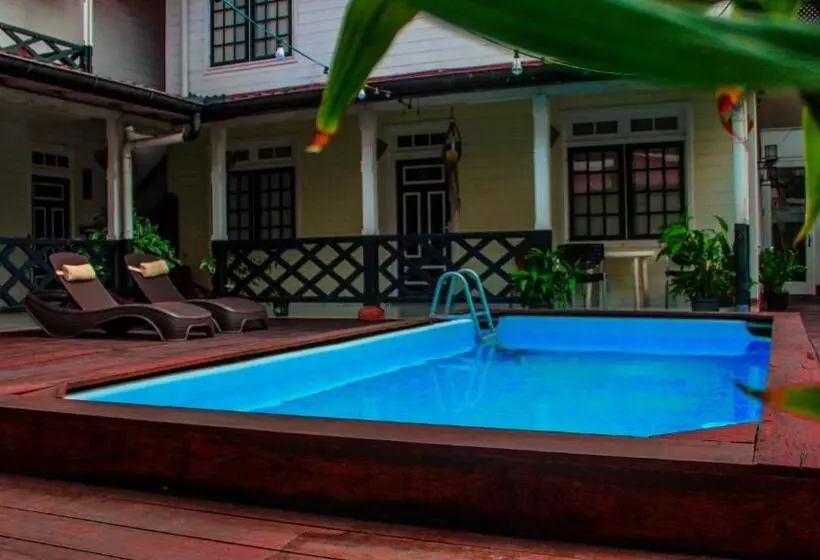 هتل Zeelandia Suites