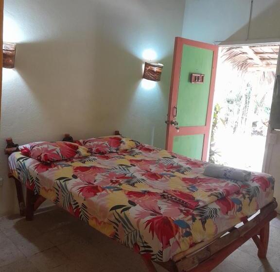 هتل Yes Papa! Rooms At 100m From The Beach!