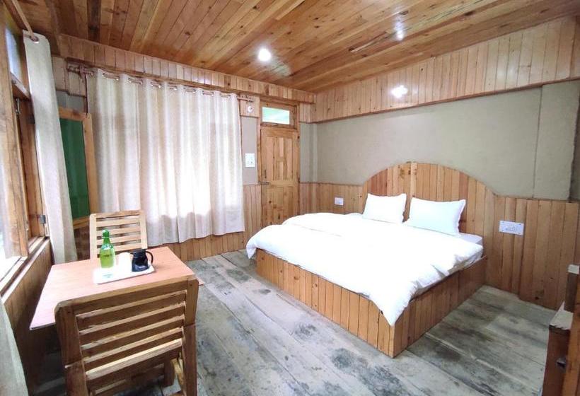 Hotel The Forest Pinnacle And Café, Jibhi