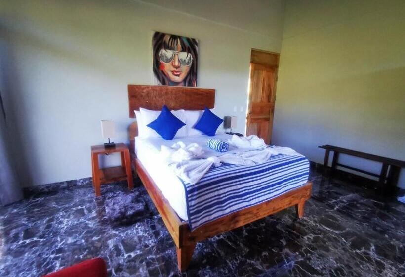 هتل Tuki Tuki Lodge