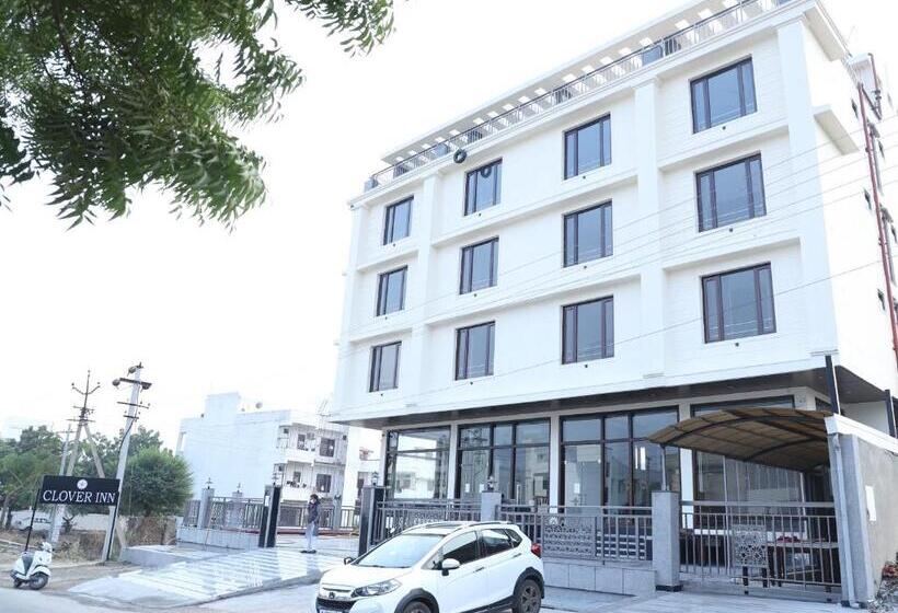 ホテル Clover Inn