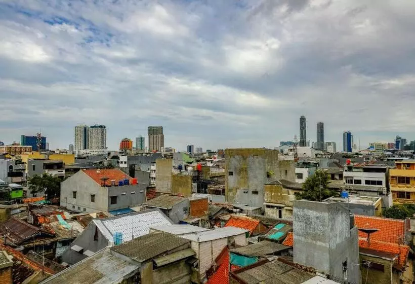 Hotelli Reddoorz Near Pasar Baru 3